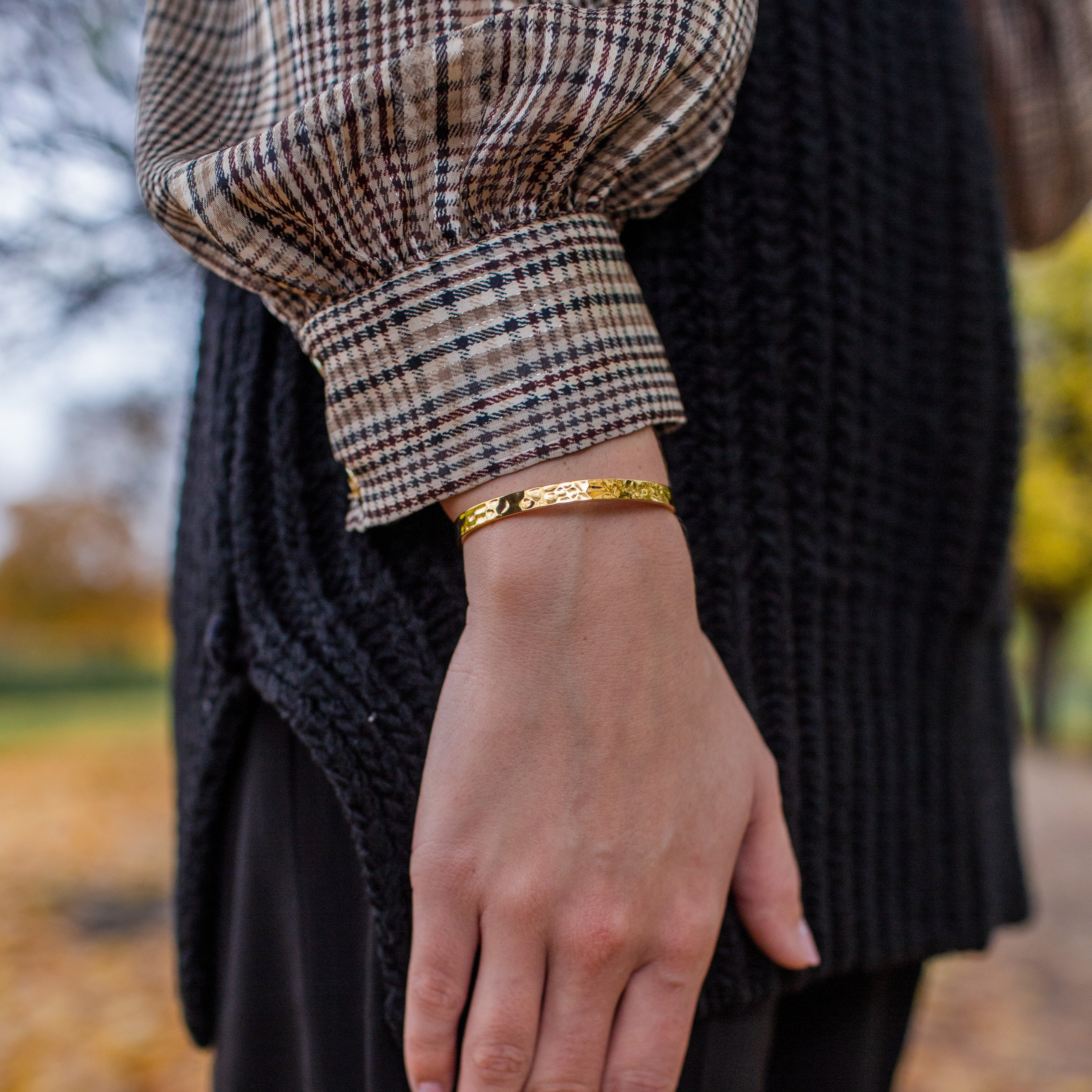 HAMMERED ARMBÅND - GULDBELAGT - Image 4